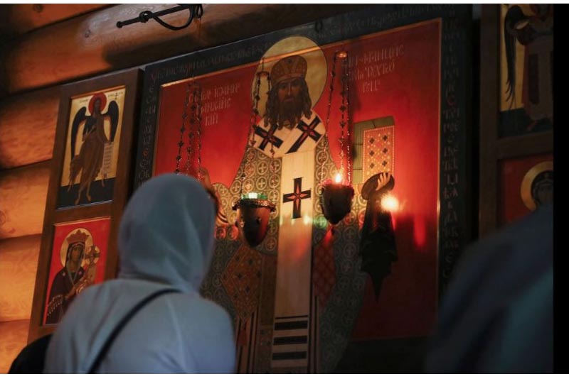 Gebet vor der Ikone des Hl. Johannes von Shanghai und San Francesco